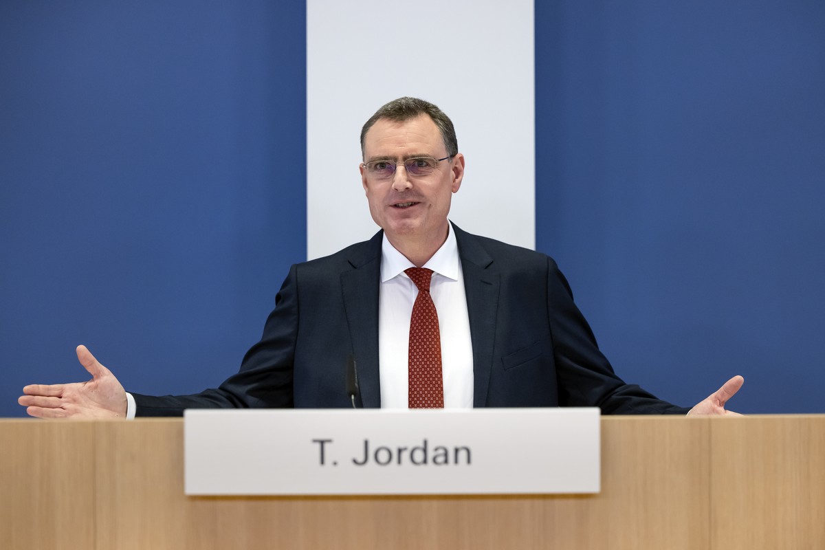 Swiss National Bank's (SNB) Chairman of the Governing Board Thomas Jordan gestures during a media briefing at the Swiss National Bank in Zurich, Switzerland, on Thursday, September 22, 2022. (KEY ...