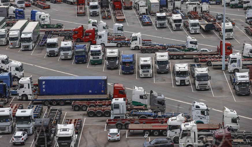 epaselect epa09830945 Several trucks are parked in the access of the port of Bilbao, in Basque Country, northern Spain, 17 March 2022. The Spanish transport sector is on its fourth day of strike in a  ...