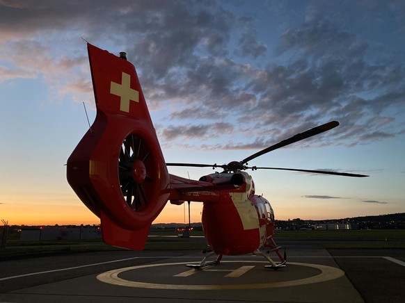 Einsätze mit der Rettungswinde in der Nacht sind besonders anspruchsvoll und komplex, weil es für die Rega-Crews schwieriger ist, in der Dunkelheit die Distanzen einzuschätzen und das Gelände zu lesen ...