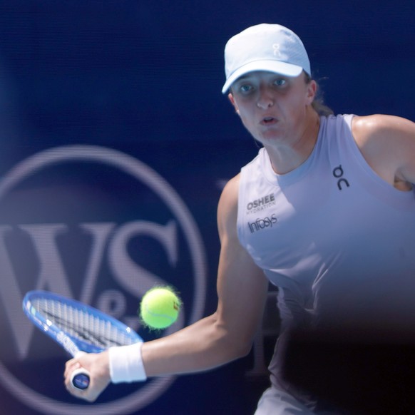 epa12302901 Iga Swiatek of Poland in action against Anna Kalinskaya of Russia during their women?s singles quarter-finals match of the Cincinnati Open at the Lindner Family Tennis Center in Mason Ohio ...