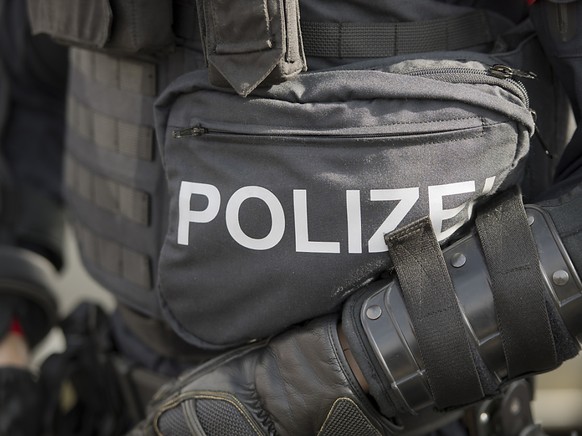 Ein Polizist in Vollmontur: Ein Mann hat sich in Frauenfeld auf dem Dach einer Liegenschaft verschanzt. Zuvor hatte er einen anderen Mann mit einer Stichwaffe mittelschwer verletzt. Die Polizeiaktion  ...