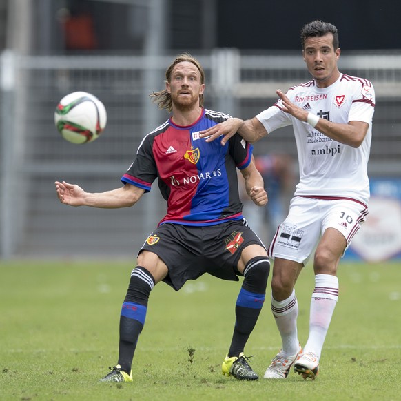 Der Basler Michael Lang, links, kaempft um den Ball gegen den Vaduzer Ali Messaoud, rechts, im Fussball Meisterschaftsspiel der Super League zwischen dem FC Basel und dem FC Vaduz im Stadion St. Jakob ...