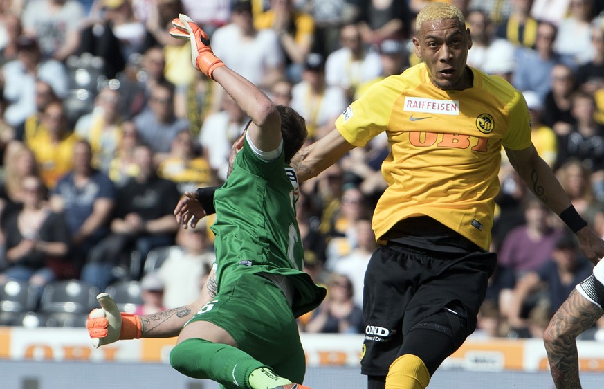 YBs Guillaume Hoarau, rechts, im Duell mit Zuerichs Goalie Yanick Brecher im Fussball Meisterschaftsspiel der Super League zwischen den Berner Young Boys und dem FC Zuerich, am Sonntag, 15. April 2018 ...