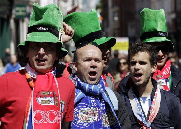 Fans von Braga (rot) und des FC Porto (blau) vor dem Europa-League-Final 2011 in Dublin, den Porto 1:0 gewann. Braga hatte im Halbfinal mit Benfica Lissabon einen weiteren portugiesischen Klub besiegt ...