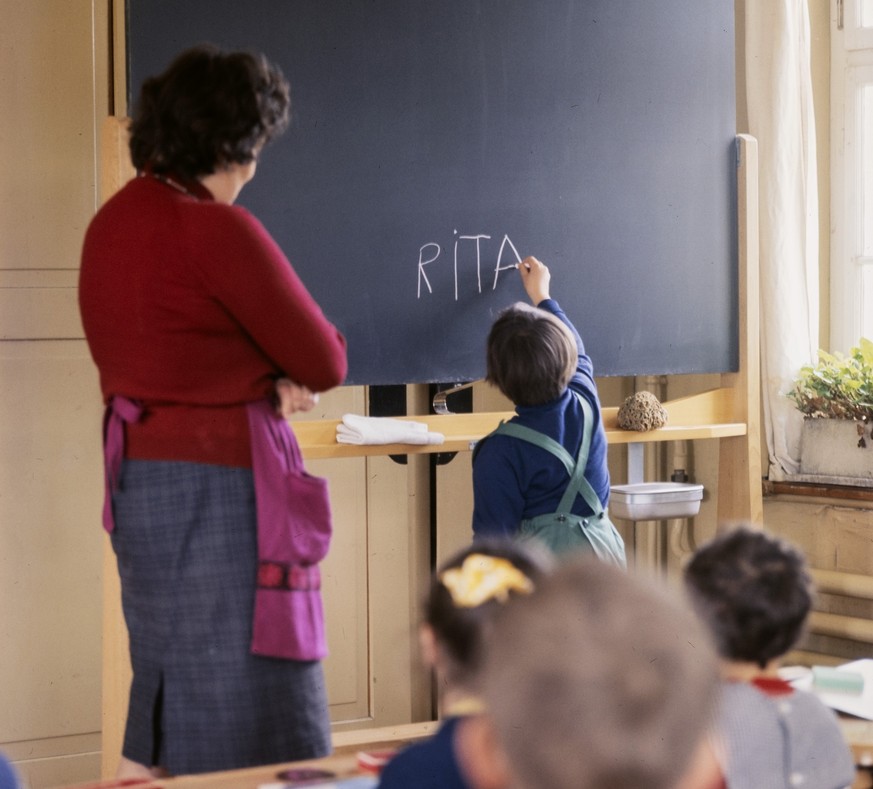 === AUS DER ORIGINALLEGENDE === &quot;Der erste Schultag, aufgenommen im April 1969 in Zuerich. Wer koennte widerlegen, dass der erste Schultag im Leben ein markanter, kaum mehr zu vergessender Lebens ...