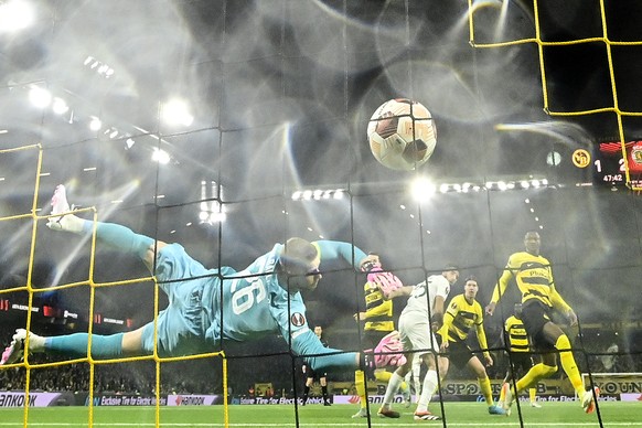 Sporting&#039;s Goncalo Inacio, center, scores to 1-3 against YB&#039;s Goalkeeper David von Ballmoos during the UEFA Europa League 1st leg soccer match between BSC Young Boys of Switzerland and Sport ...