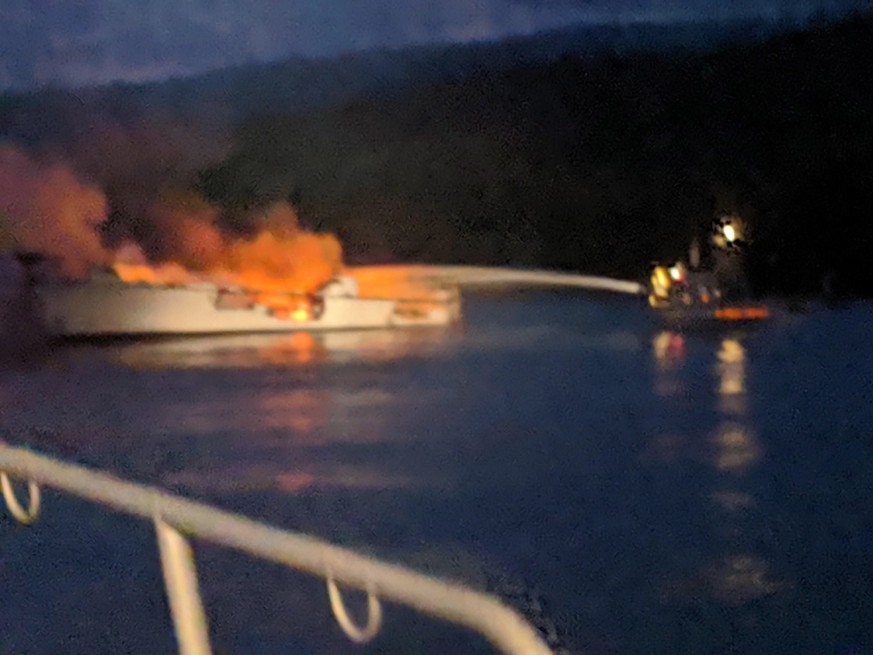 Ein Löschboot kämpft vergeblich gegen die Flammen, die das Ausflugsboot «Conception» völlig im Griff haben.