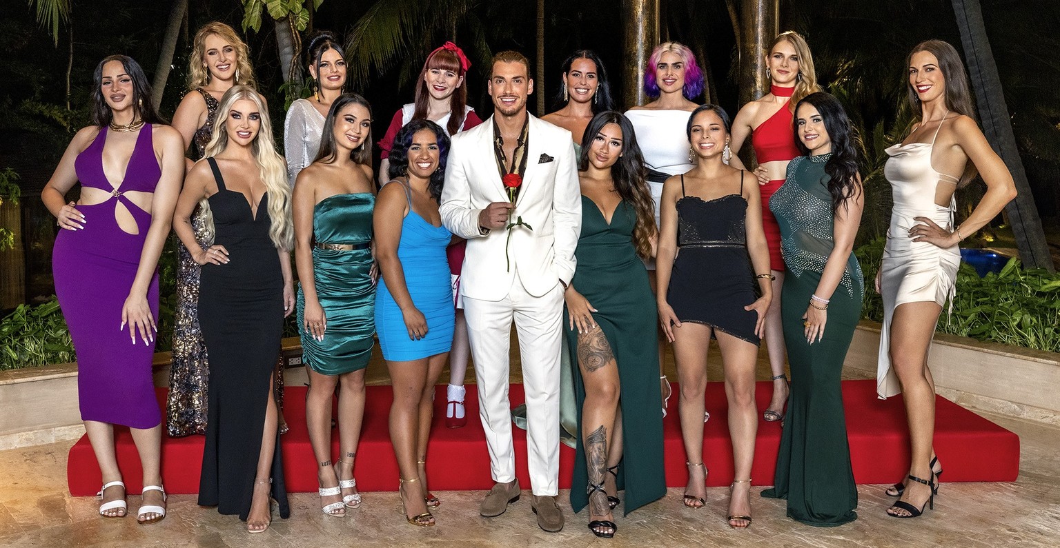 Bachelor Kenny Leemann mit allen 14 Kandidatinnen für die Dating-Sendung auf 3 Plus 2022.