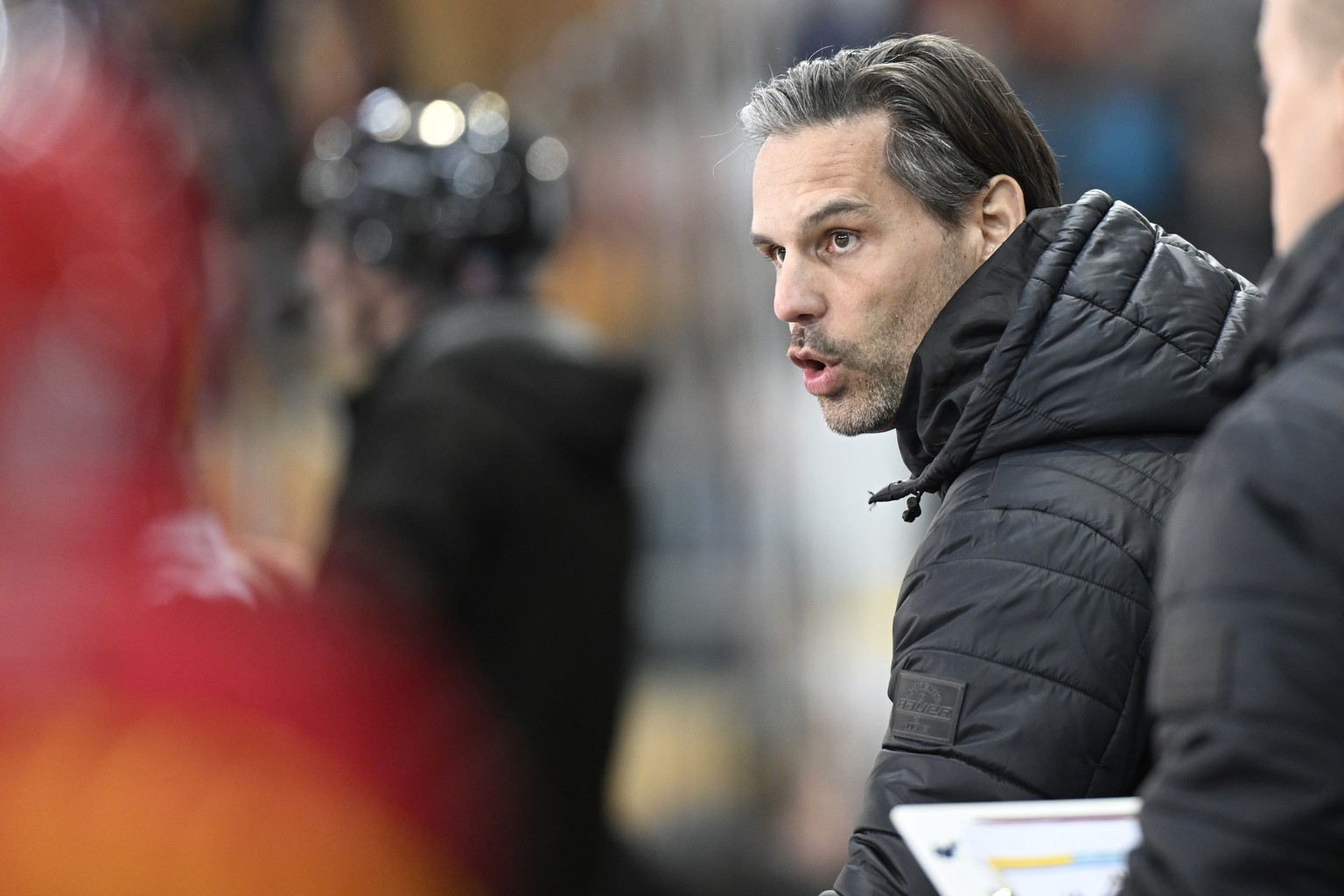 Tigers Head Coach Thierry Paterlini, waehrend dem Playout Spiel 5 der National League, zwischen den SCL Tigers und dem HC Ajoie, am Donnerstag 23. Maerz 2023, im Ilfisstadion in Langnau. (KEYSTONE /Ma ...