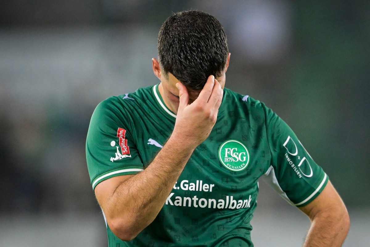 La tête baissée de Jozo Stanic après l’élimination de Saint-Gall contre Nordsjælland: une image symbolique du déclin des équipes suisses en Coupe d’Europe.