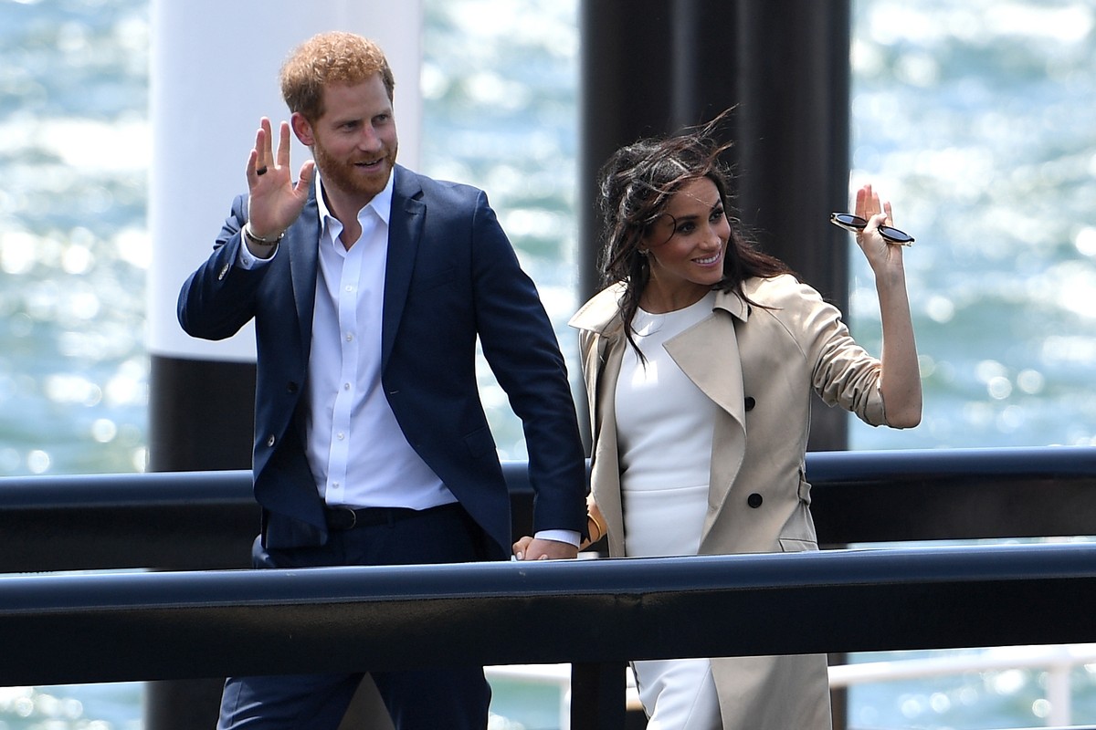 epa07096300 Britain's Prince Harry (L), the Duke of Sussex and his wife Meghan (R), the Duchess of Sussex arrive at the Sydney Opera House in Sydney, Australia, 16 October 2018. The Duke and Duch ...