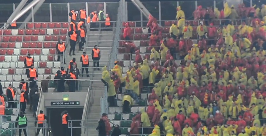 Provokativ sendet der Jagiellonia-Block Zeichen in Richtung Legia-Fans. Die Securitys stehen noch pflichtbewusst dazwischen.