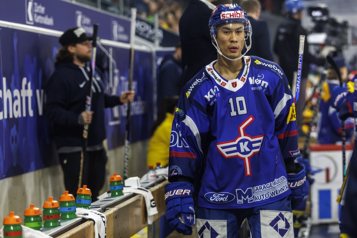 EHC Kloten Stuermer Jonathan Ang waehrend dem Eishockey-Meisterschaftsspiel der National League zwischen dem EHC Kloten und dem EHC Biel am Sonntag, 19. Februar 2023, in Kloten. (KEYSTONE/Patrick B. K ...