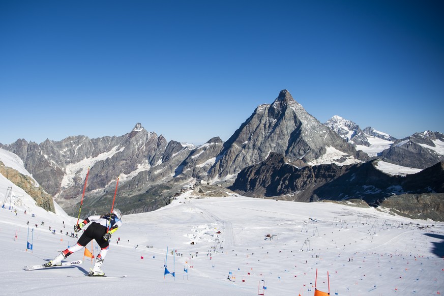 Corinne Suter, la skieuse suisse en action lors d&#039;un entrainement de l&#039;equipe suisse de ski alpin sur le glacier du Theodule a 3&#039;883 metres d&#039;altitude sous le Petit Cervin (Klein M ...