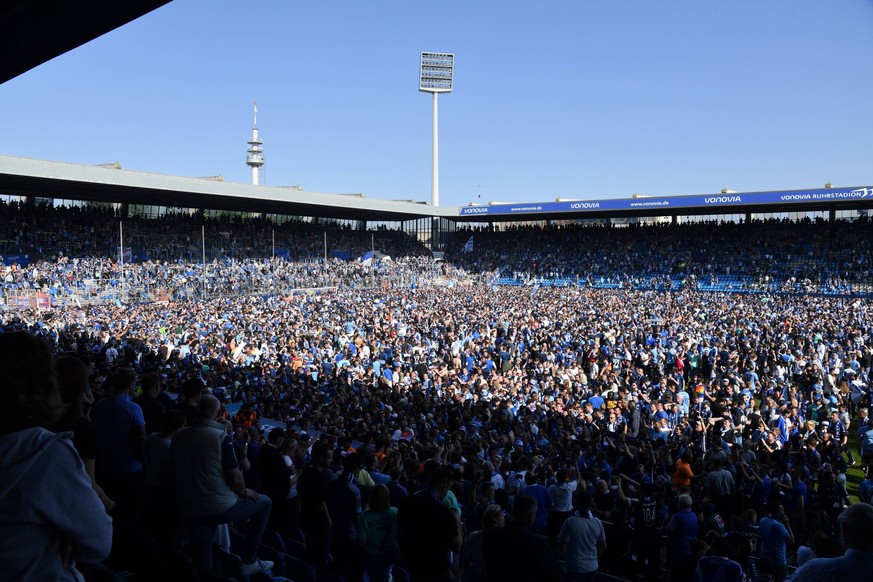 Bochums Fans feiern auf dem Spielfeld den Nichtabstieg 27.05.2023, Fussball GER, Saison 2022 2023, 1. Bundesliga, 34. Spieltag, VfL Bochum - Bayer 04 Leverkusen 3:0 Bochum Vonovia Ruhrstadion Nordrhei ...