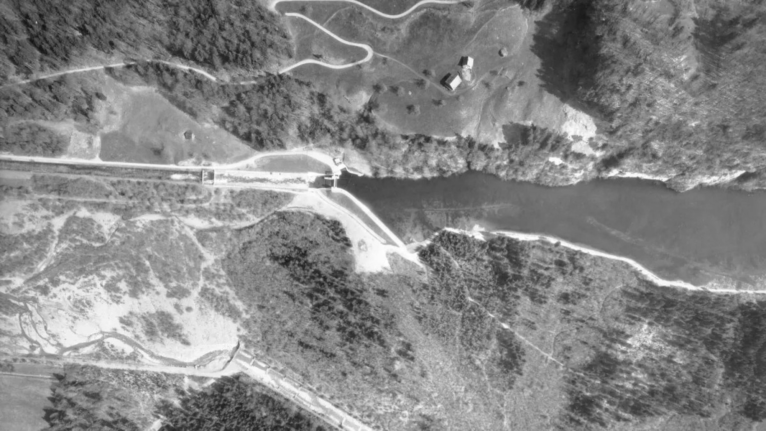 Wichelsee und der unterhalb des Kraftwerks fast trockengelegten Sarner Aa, 02.04.1959.
https://query.staatsarchiv.ow.ch/detail.aspx?ID=344203
