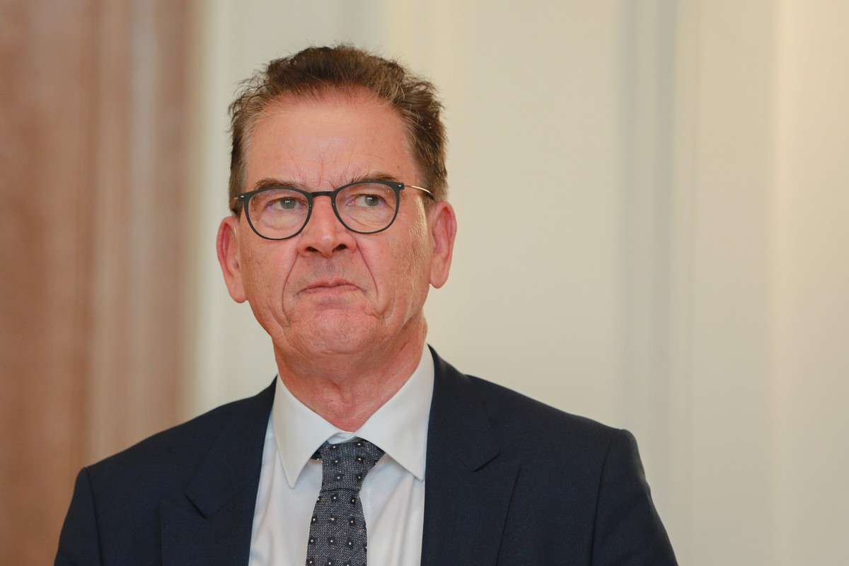 epa08476997 German Federal Minister of Economic Cooperation and Development, Gerd Mueller, attends a press conference on Germany's National Hydrogen Strategy, Berlin, Germany, 10 June 2020. EPA/C ...