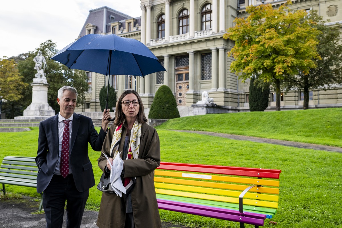Pierre-Antoine Hildbrand, gauche, Municipal de la ville de Lausanne et Natacha Litzistorf, droite, Municipale de la ville de Lausanne, parlent devant un banc lors de l'inauguration de bancs aux c ...