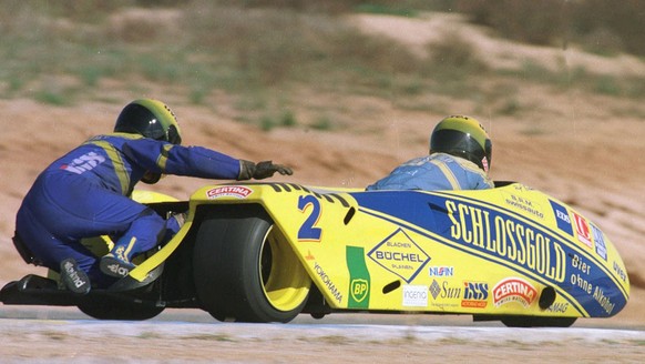 Rolf Biland und Kurt Waltisperg in ihrer Maschine beim Training zum Rennen in Cartagena, Spanien, 24.10.1997. Nachdem das Team Rolf Biland und Kurt Waltisperg vergangene Woche ihren Ruecktritt bekannt ...