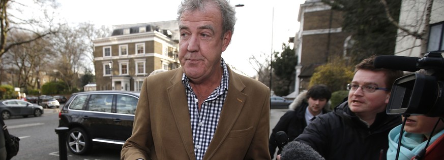 Jeremy Clarkson verlässt seine Wohnung in London.
