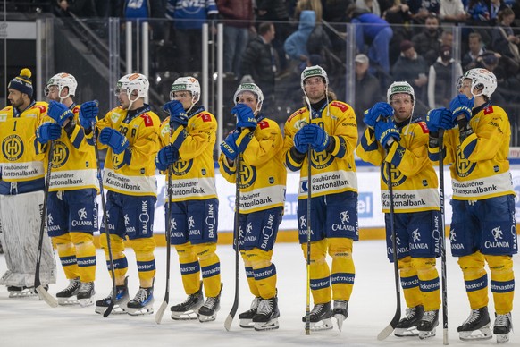 Die Spieler von Davos reagieren nach der Niederlage nach dem Eishockey Playoff Viertelfinal, Spiel 4, der National League zwischen dem EV Zug und dem HC Davos am Donnerstag, 26. Maerz 2026 in Zug. (KE ...