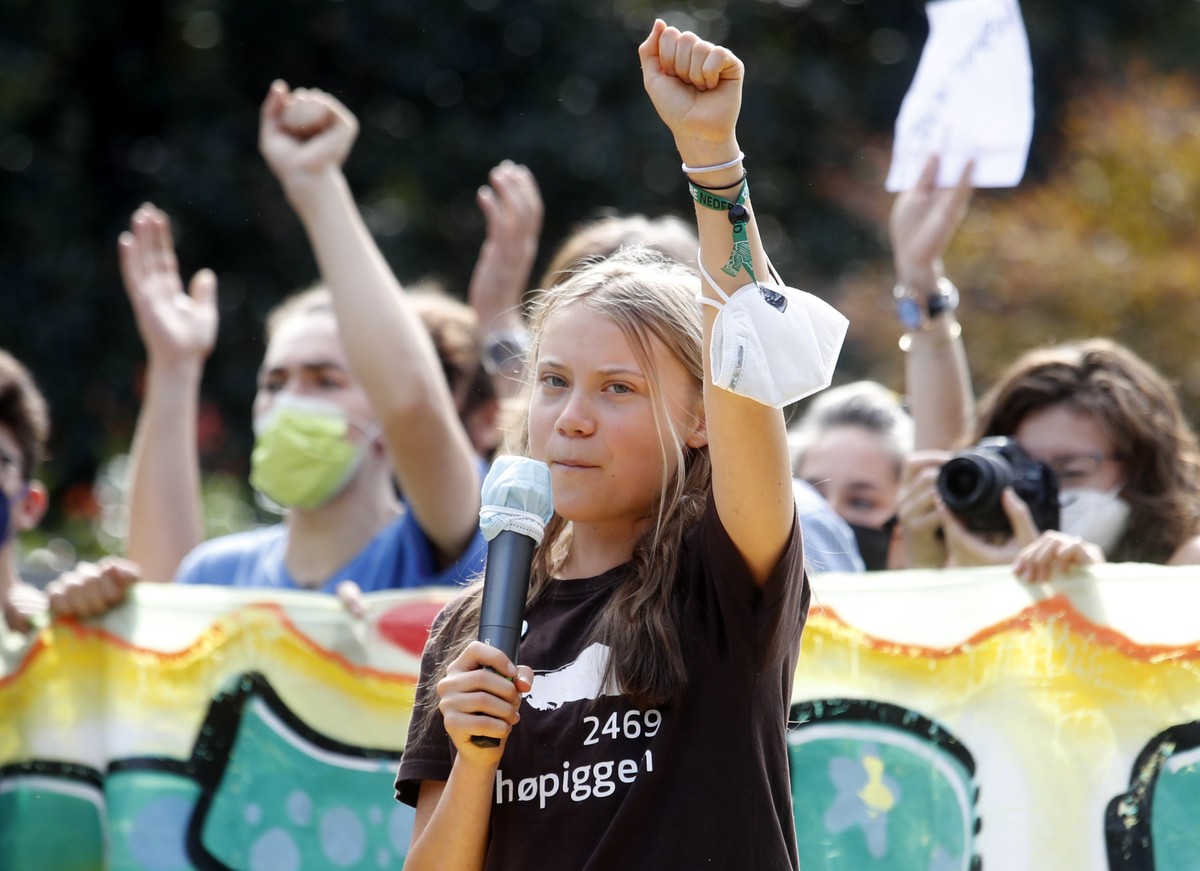 epa09499733 Swedish environmental activist Greta Thunberg talks at the end of a 'Fridays for Future' strike protest in Milan, Italy, 01 October 2021. EPA/MATTEO BAZZI