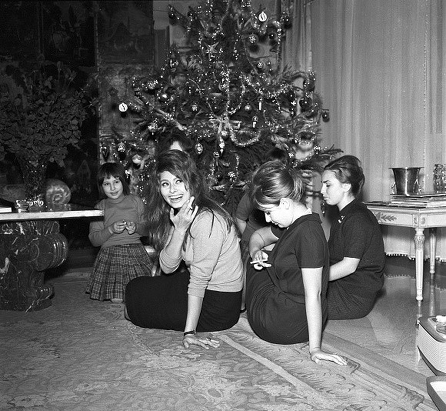 Italian actress Sophia Loren celebrates Christmas in her house of Rome with her sister Maria Scicolone and other relatives. Rome, 1960 (Photo by Franco Vitale/Reporters Associati &amp; Archivi/Mondado ...