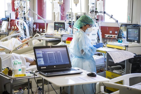 Medical personnel at work in the intensive care unit of the Sion hospital (Hopital de Sion) during the coronavirus disease (COVID-19) outbreak in Sion, Switzerland, Wednesday, April 1, 2020. (KEYSTONE ...