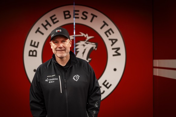 Geoff Ward, l&#039;entraineur du Lausanne HC, LHC, pose apres un entrainement du Lausanne HC avant le debut des play-off du championnat de hockey sur glace de National League contre Langnau Tigers le  ...