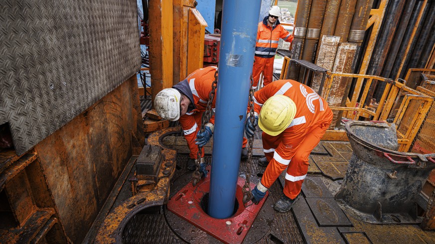 Des ouvriers travaillent autour de la foreuse du projet de geothermie &quot;EnergeO&quot; lors de sa mise en fonctionnement, ce lundi 21 novembre 2022 a Vinzel. Le forage qui devra atteindre 2300 metr ...