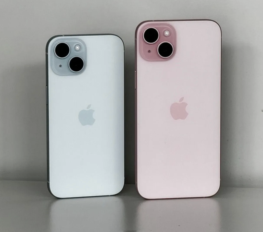 iPhone 15 (links) in Blau und iPhone 15 Plus in Pink.