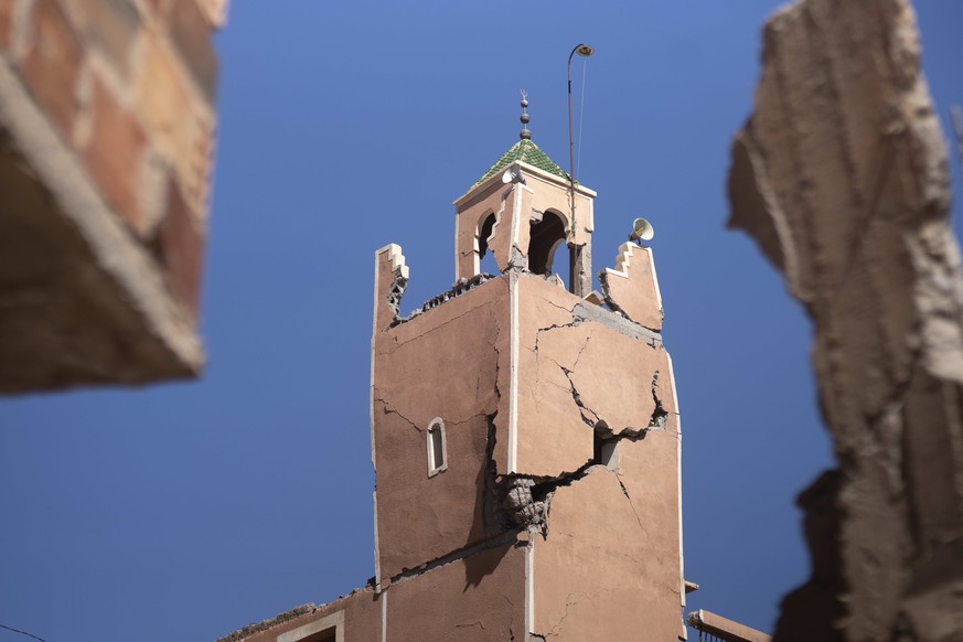 CORRECTS NAME OF VILLAGE A cracked mosque minaret stands after an earthquake in Moulay Brahim village, near Marrakech, Morocco, Saturday, Sept. 9, 2023. A rare, powerful earthquake struck Morocco late ...