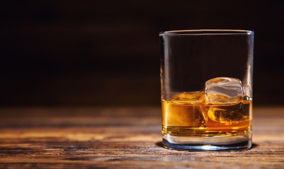 whisky whiskey on the rocks eiswürfel trinken drinks alkohol