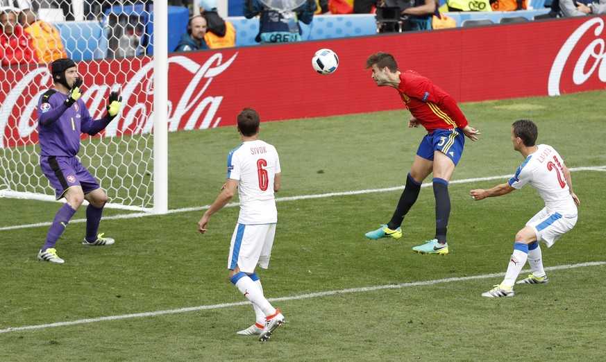 Piqué trifft zum späten Sieg für Titelverteidiger Spanien.