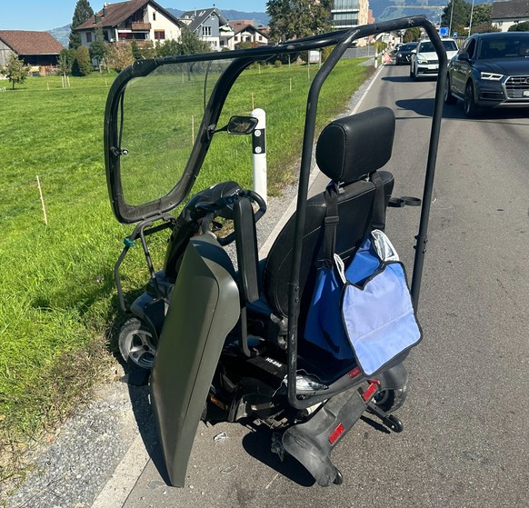 Schübelbach: Rollstuhlfahrer nach Kollision mit Auto lebensbedrohlich verletzt