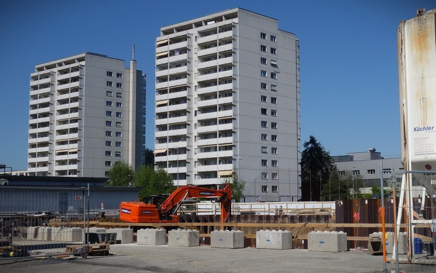 Die Gemeinde Emmen im Kanton Luzern lebt das, wovor die SVP im Abstimmungskampf zur Initiative Keine 10-Millionen-Schweiz warnt: Sie wächst, sie verdichtet und beherbergt besonders viele Ausländerinne ...