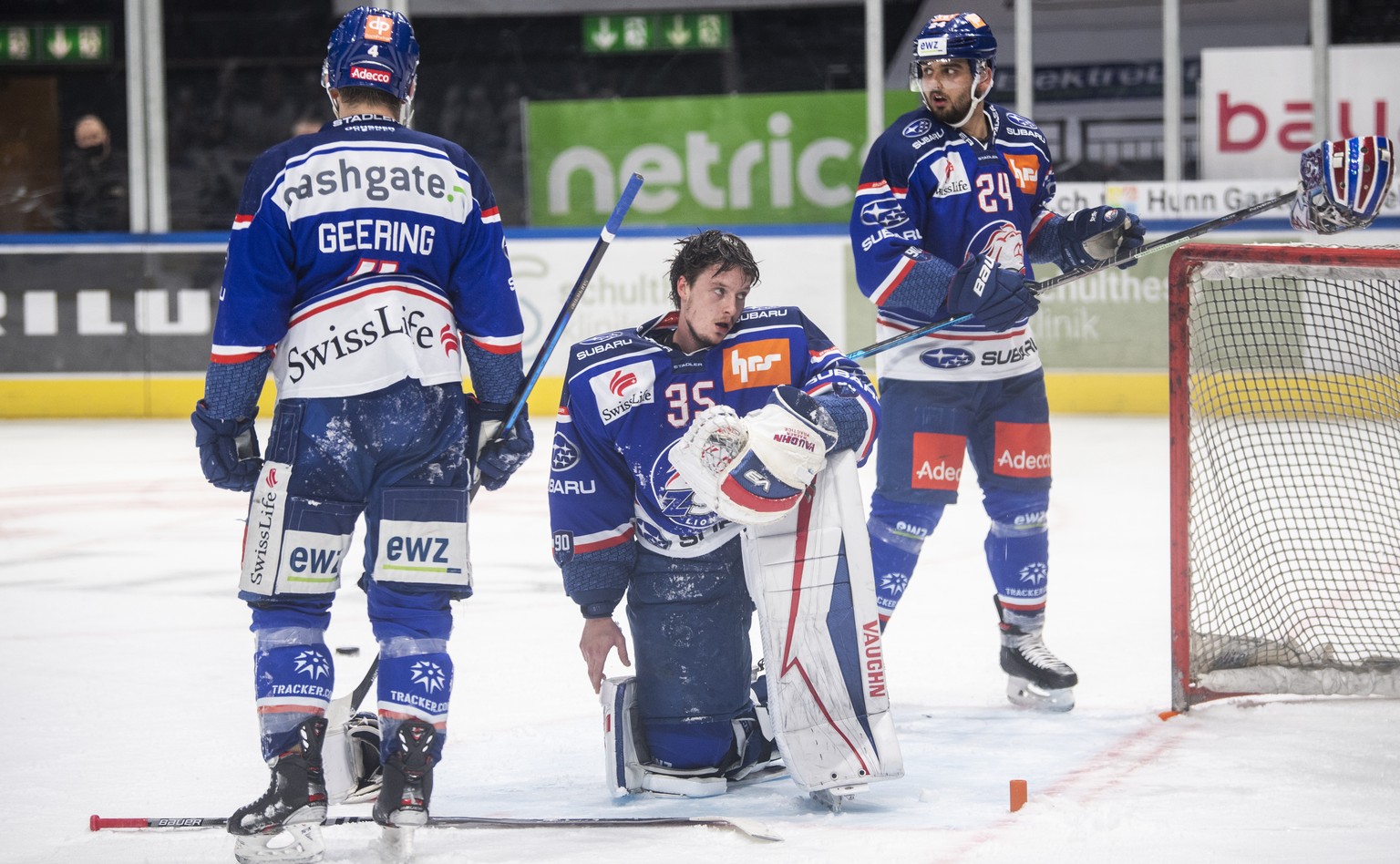 Zuerichs Torhueter Ludovic Waeber reagiert im ersten Eishockey Playoff-Halbfinalspiel der National League zwischen den ZSC Lions und dem Geneve-Servette HC am Sonntag 25. April 2021, im Zuercher Halle ...