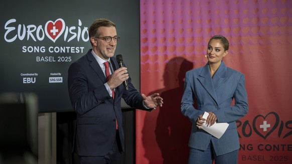 Conradin Cramer, Regierungspraesident Basel-Stadt, links, und Moderatorin Jennifer Bosshard an einem Medienevent ueber das visuelle Erscheinungsbild, das Buehnenbild und die Klangwelt des Eurovision S ...