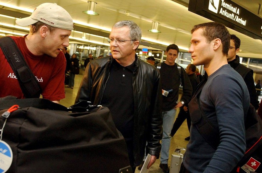 Die Eishockeyspieler Reto von Arx, links, und Marcel Jenni, rechts, mit ihrem Manager Peter Dietrich, Mitte, im Gespraech nach ihrer Ankunft von Salt Lake City auf dem Flughafen Zuerich-Kloten, am Don ...