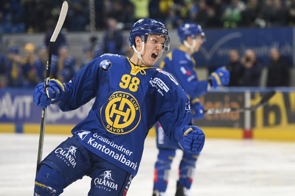 Davos’ Benjamin Baumgartner bejubelt seinen Treffer zum 3-2 im ersten Eishockey-Spiel des Playout-Final der National League zwischen dem HC Davos und den SC Rapperswil-Jona Lakers, am Dienstag, 26. Ma ...