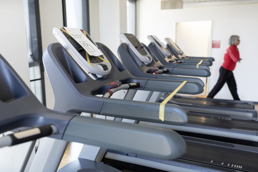 Abgesperrte Laufgeraete im Fitnessstudio Activ Fitness waehrend den Vorbereitungsmassnahmen fuer die Wiedereroeffnung, am Donnerstag, 7. Mai 2020, in Zuerich Oerlikon. Nach dem Corona-Lockdown koennen ...