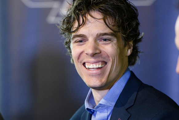 Der NHL-Rueckkehrer Jonas Hiller lacht an einer Medienkonferenz am Dienstag, 3. Mai 2016, in der Tissot Arena in Biel. Der 34-jaehrige Jonas Hiller verspruehte bei seiner offiziellen Vorstellung beim  ...