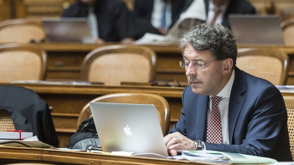 ARCHIVBILD ZUR NOMINATION DER SVP GR VON HEINZ BRAND ALS BUNDESRATSKANDIDAT --- Heinz Brand, SVP-GR, arbeitet am Computer, am Donnerstag, 4. Juni 2015, waehrend der Sommersession der Eidgenoessischen  ...