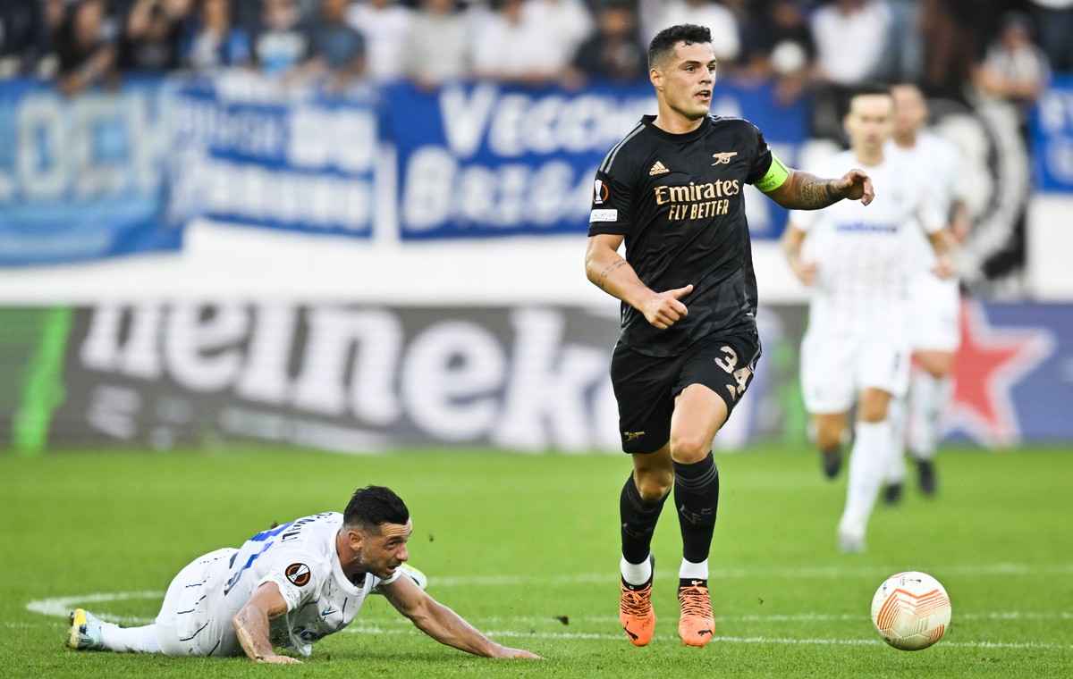 epa10170385 Arsenal's Granit Xhaka, right, and Zurich's Blerim Dzemaili in action during the UEFA Europa League Group A soccer game between Switzerland's FC Zuerich and England's A ...