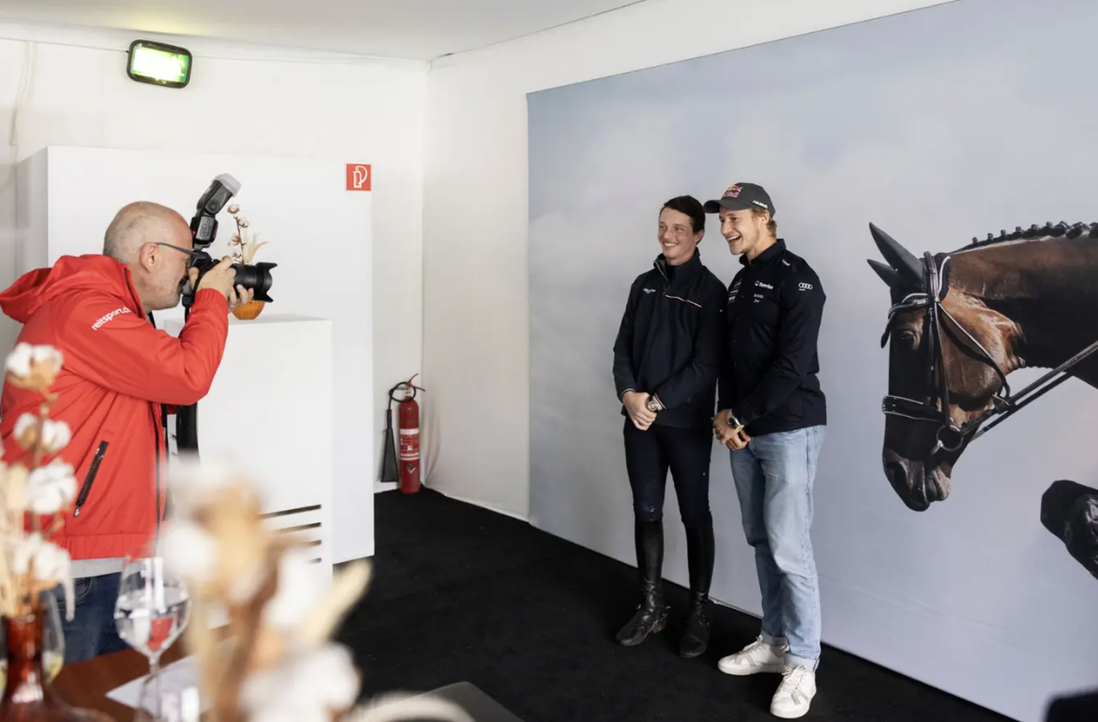 Marco Odermatt (rechts) mit Springreiter Edouard Schmitz beim CSIO St. Gallen.