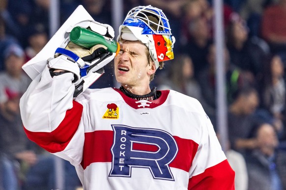 October 19, 2024, Laval, Quebec, Canada: CONNOR HUGHES, 31 Goalkeeper from Laval Rocket throwing water on his face without mask in 3 rd period in Laval Rocket vs Syracuse Crunch game at Place Bell in  ...