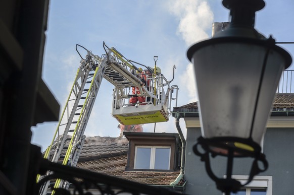 Im Zuge der Löscharbeiten zeigte sich, dass sich das Feuer im Bereich des Kamins auf die darunterliegenden Stockwerke und den Dachstock ausgebreitet hatte.