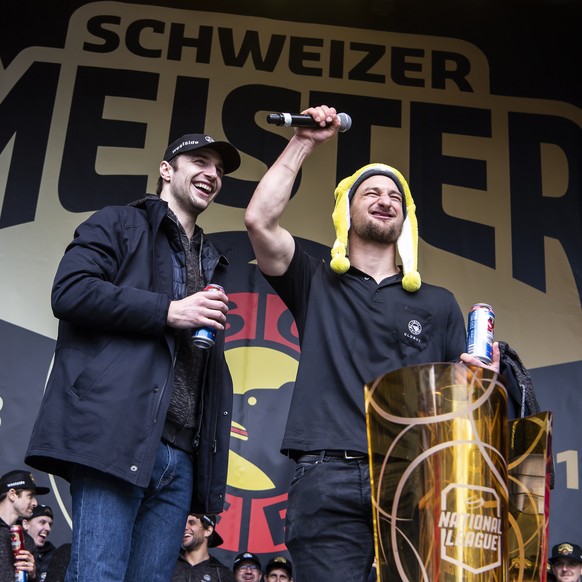 ***CORECTS NAME*** Berns Alain Berger, links, und Berns Tristan Scherwey, rechts, lachen auf der Buehne bei der Meisterfeier des SC Bern, am Samstag, 27. April 2019, auf dem Bundesplatz in Bern. (KEYS ...