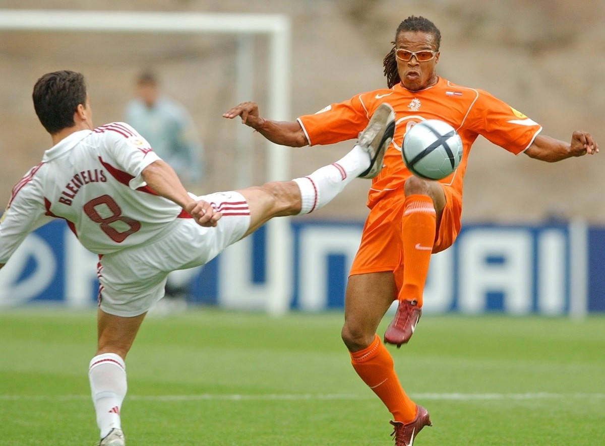 Dutch midfielder Edgar Davids (R) struggles for the ball with Latvian Imants Bleidelis (L) in the Group D match between Latvia and the Netherlands during the European Soccer Championship at the Braga  ...