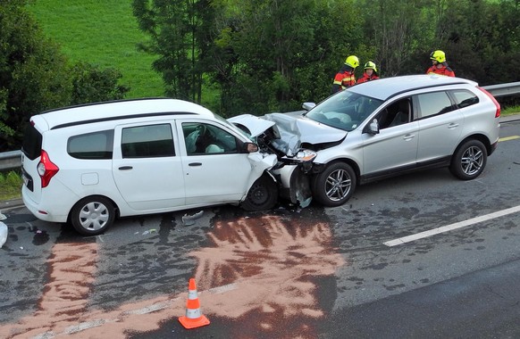 61-Jähriger kracht frontal in Sattel in anderes Auto – zwei Verletzte